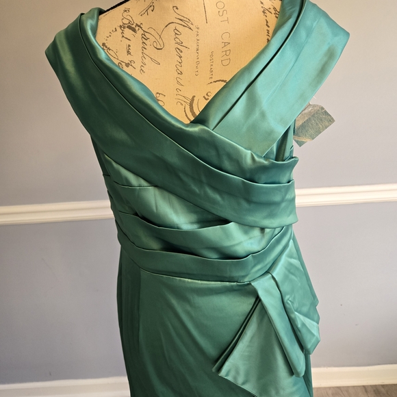 Elegant Teal Evening Gown- Emerald Green Size S - Picture 3 of 9
